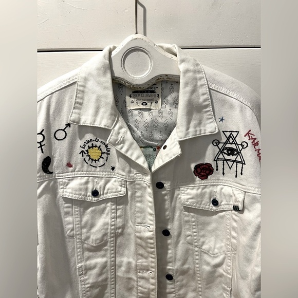 📍🤍White Embroidered “Karma” Jacket – K-Pop CoutureM/L🤍 - Picture 6 of 8